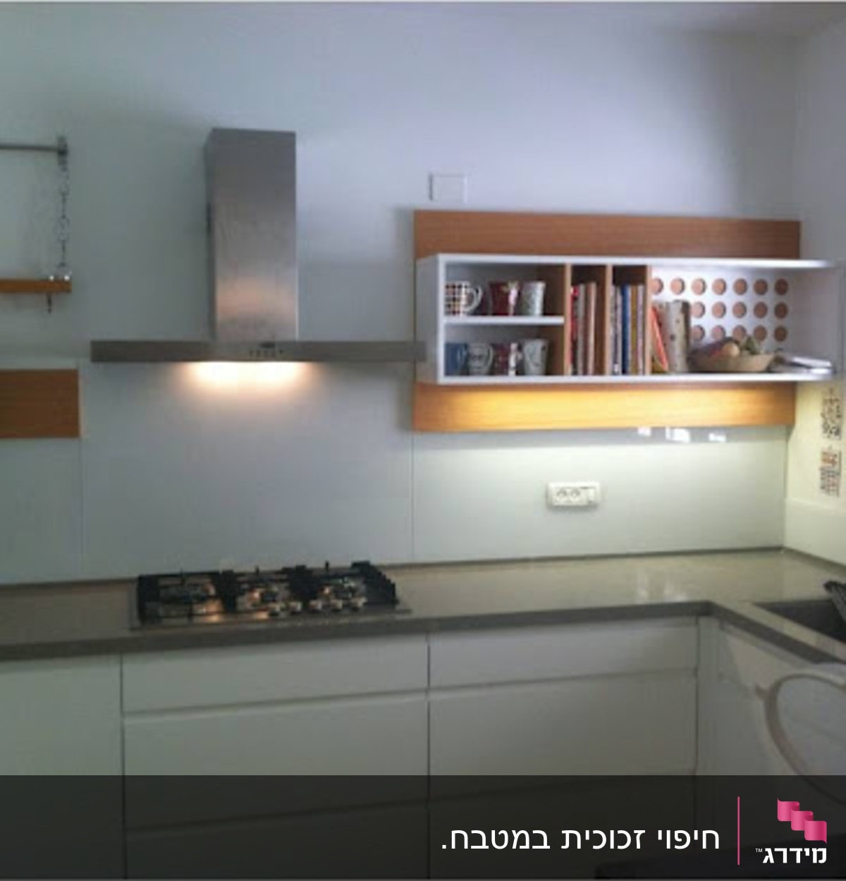 כוסות זכוכית על מדף במטבח מודרני